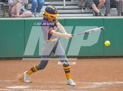 Thumbnail 3 in Thrall vs Granger (UIL 2A Regional Quarterfinal Playoff) photogallery.