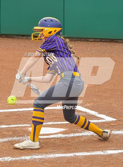 Thumbnail 2 in Thrall vs Granger (UIL 2A Regional Quarterfinal Playoff) photogallery.