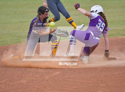 Thumbnail 2 in Thrall vs Granger (UIL 2A Regional Quarterfinal Playoff) photogallery.