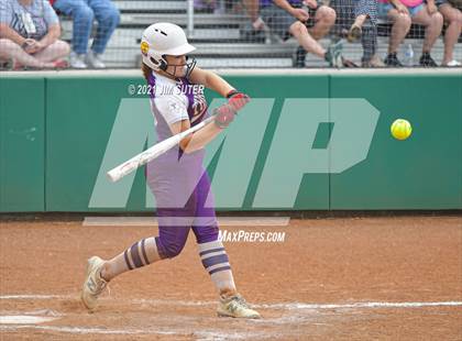 Thumbnail 2 in Thrall vs Granger (UIL 2A Regional Quarterfinal Playoff) photogallery.
