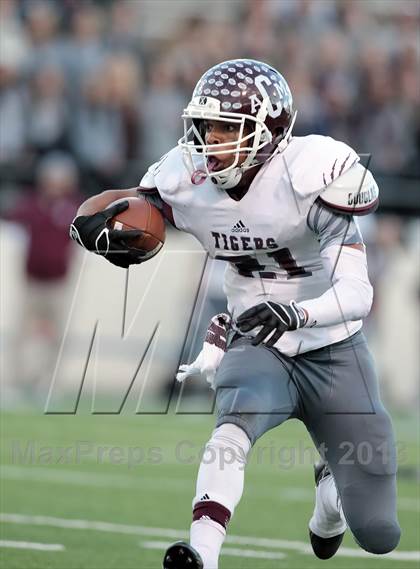 Thumbnail 3 in A&M Consolidated vs. Longview (UIL 5A Region 2 Semifinal) photogallery.