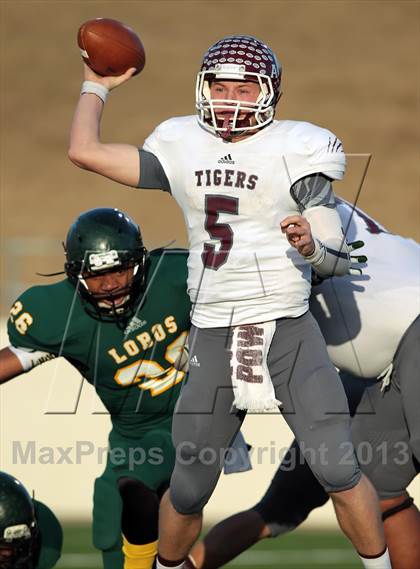 Thumbnail 3 in A&M Consolidated vs. Longview (UIL 5A Region 2 Semifinal) photogallery.