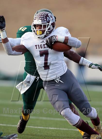 Thumbnail 1 in A&M Consolidated vs. Longview (UIL 5A Region 2 Semifinal) photogallery.