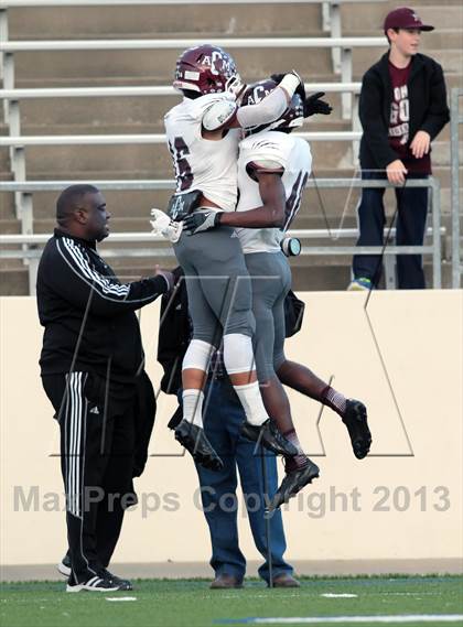 Thumbnail 1 in A&M Consolidated vs. Longview (UIL 5A Region 2 Semifinal) photogallery.