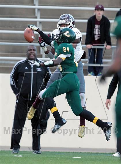 Thumbnail 1 in A&M Consolidated vs. Longview (UIL 5A Region 2 Semifinal) photogallery.