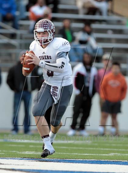 Thumbnail 3 in A&M Consolidated vs. Longview (UIL 5A Region 2 Semifinal) photogallery.