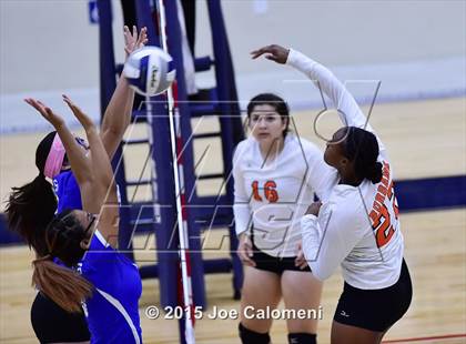 Thumbnail 1 in Burbank vs Lanier [Sidney] photogallery.