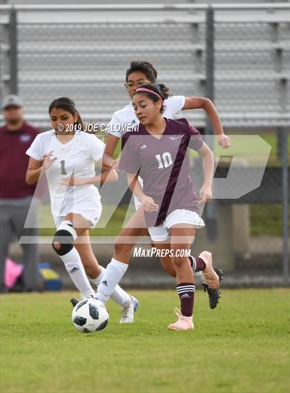 Thumbnail 1 in Edison [Thomas A.] vs Highlands (SAISD Tournament) photogallery.