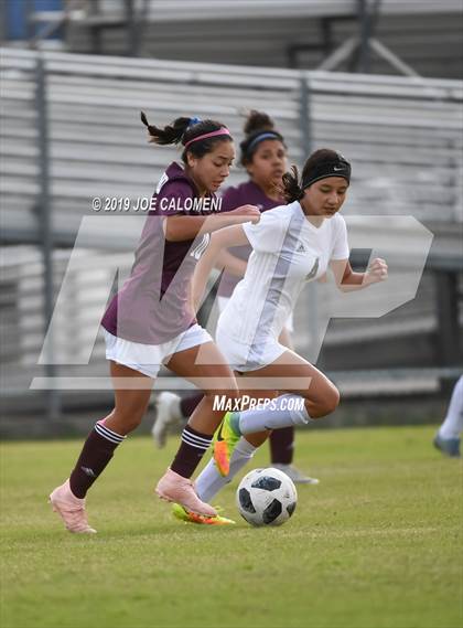 Thumbnail 2 in Edison [Thomas A.] vs Highlands (SAISD Tournament) photogallery.