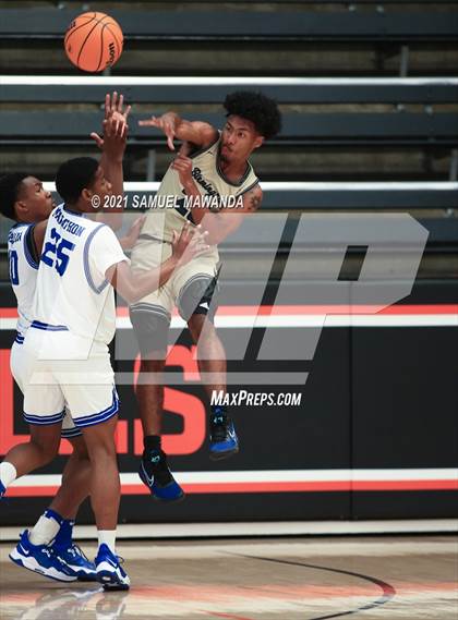 Thumbnail 2 in Birmingham vs Crenshaw (The Beverly Hills Basketball Tournament) photogallery.