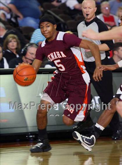 Thumbnail 2 in Clarendon vs. Tenaha (UIL 1A Semifinal) photogallery.