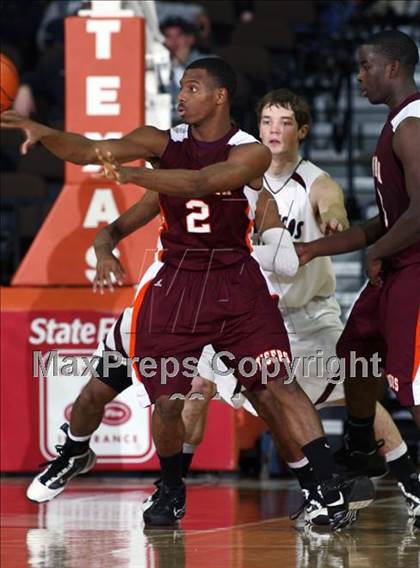 Thumbnail 2 in Clarendon vs. Tenaha (UIL 1A Semifinal) photogallery.