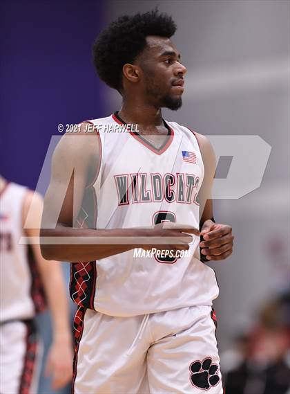 Thumbnail 2 in St. Vincent-St. Mary vs. Struthers (OHSAA D2 Regional Semifinal) photogallery.
