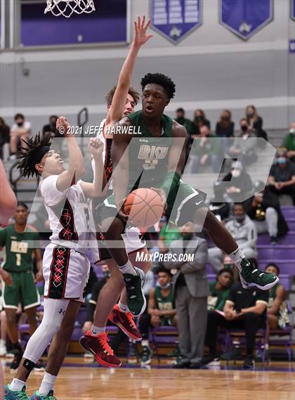 Thumbnail 3 in St. Vincent-St. Mary vs. Struthers (OHSAA D2 Regional Semifinal) photogallery.