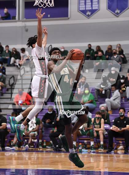 Thumbnail 3 in St. Vincent-St. Mary vs. Struthers (OHSAA D2 Regional Semifinal) photogallery.