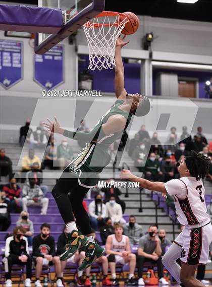 Thumbnail 3 in St. Vincent-St. Mary vs. Struthers (OHSAA D2 Regional Semifinal) photogallery.