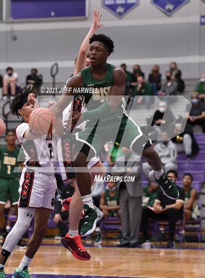 Thumbnail 1 in St. Vincent-St. Mary vs. Struthers (OHSAA D2 Regional Semifinal) photogallery.