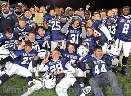 Thumbnail 1 in Huntington vs. Sayville (Section 11 Division 3 Final) photogallery.