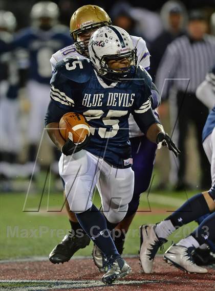 Thumbnail 2 in Huntington vs. Sayville (Section 11 Division 3 Final) photogallery.