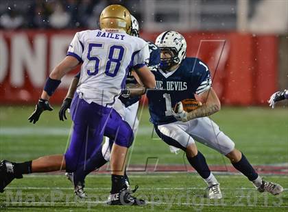 Thumbnail 1 in Huntington vs. Sayville (Section 11 Division 3 Final) photogallery.