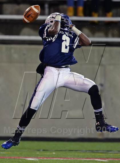 Thumbnail 1 in Huntington vs. Sayville (Section 11 Division 3 Final) photogallery.