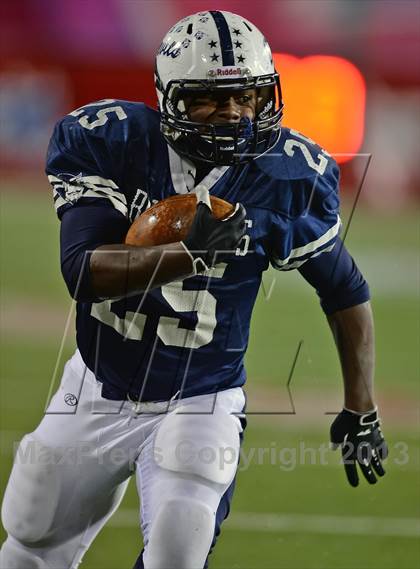 Thumbnail 2 in Huntington vs. Sayville (Section 11 Division 3 Final) photogallery.