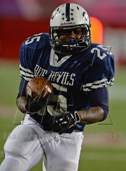 Thumbnail 1 in Huntington vs. Sayville (Section 11 Division 3 Final) photogallery.