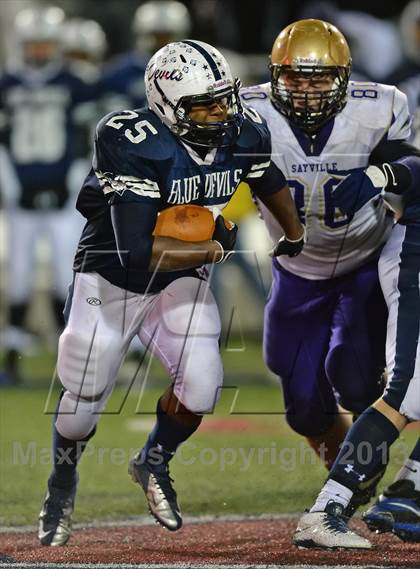 Thumbnail 3 in Huntington vs. Sayville (Section 11 Division 3 Final) photogallery.