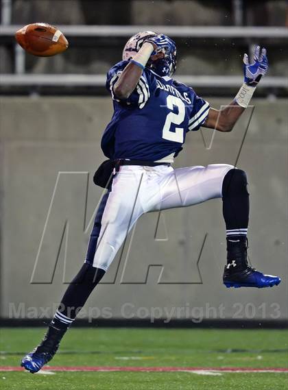 Thumbnail 2 in Huntington vs. Sayville (Section 11 Division 3 Final) photogallery.