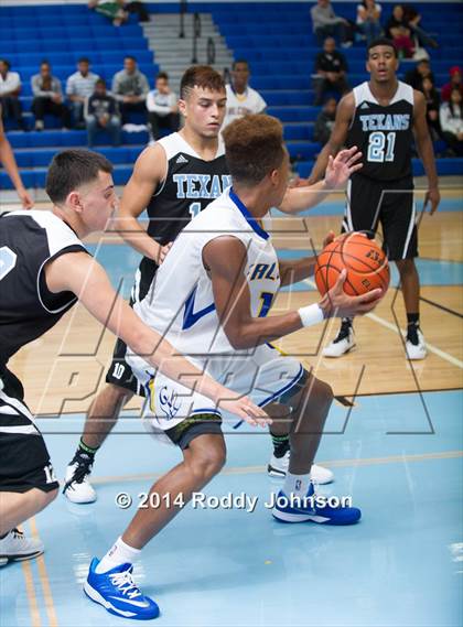 Thumbnail 2 in Sam Rayburn vs. Channelview (McDonald's Texas Invitational) photogallery.