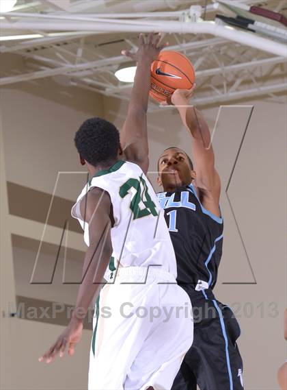Thumbnail 2 in Moreau Catholic vs. Foothill (MaxPreps Holiday Classic) photogallery.