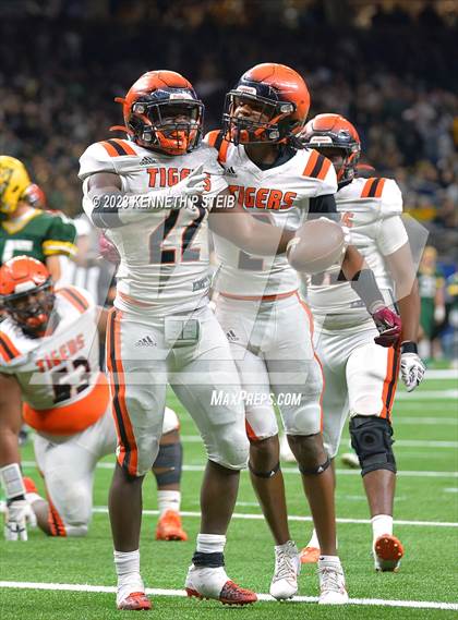 Thumbnail 3 in Opelousas vs. Cecilia (LHSAA Division II Non-Select Final) photogallery.