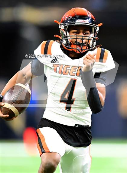 Thumbnail 2 in Opelousas vs. Cecilia (LHSAA Division II Non-Select Final) photogallery.