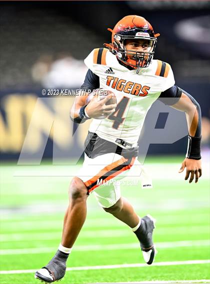 Thumbnail 2 in Opelousas vs. Cecilia (LHSAA Division II Non-Select Final) photogallery.