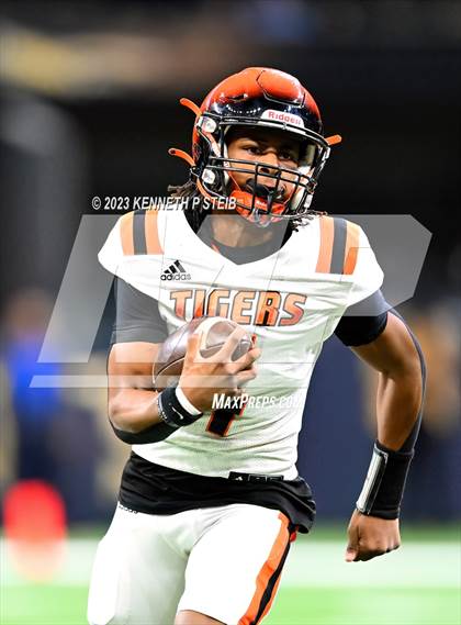 Thumbnail 3 in Opelousas vs. Cecilia (LHSAA Division II Non-Select Final) photogallery.
