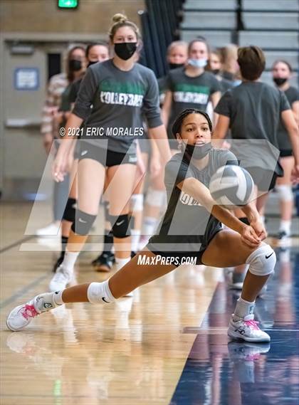 Thumbnail 1 in Mater Dei Catholic vs Mission Vista (CIF SDS D2 1st Round) photogallery.
