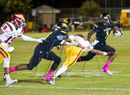 Thumbnail 3 in Clovis West vs. Edison photogallery.