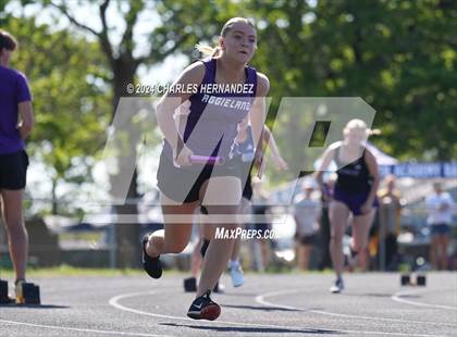 Thumbnail 2 in Battle of the Brazos (4X100M, 4X200M) photogallery.