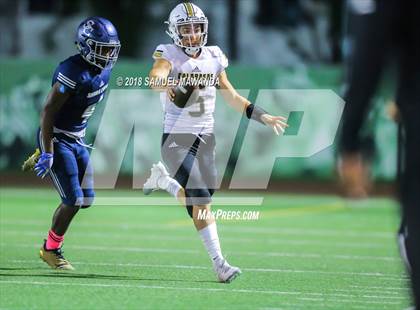 Thumbnail 3 in Calabasas vs Sierra Canyon photogallery.
