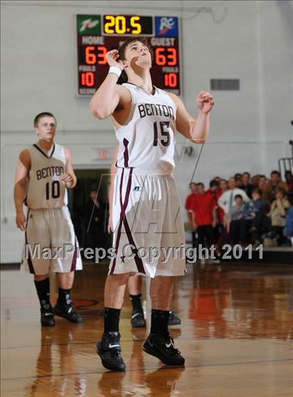 Thumbnail 2 in Benton v. Mt. Carmel (IHSA Class 2A Carmi Regional Semi-Final) photogallery.