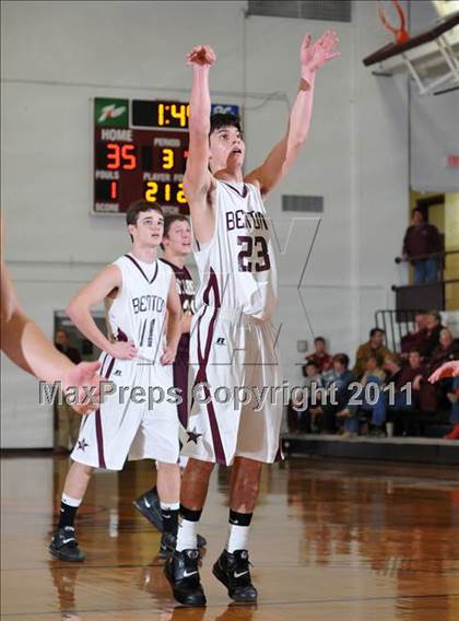Thumbnail 3 in Benton v. Mt. Carmel (IHSA Class 2A Carmi Regional Semi-Final) photogallery.