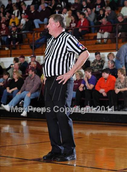 Thumbnail 1 in Benton v. Mt. Carmel (IHSA Class 2A Carmi Regional Semi-Final) photogallery.