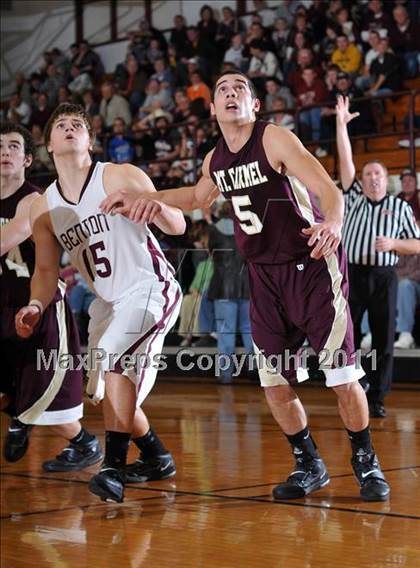 Thumbnail 2 in Benton v. Mt. Carmel (IHSA Class 2A Carmi Regional Semi-Final) photogallery.