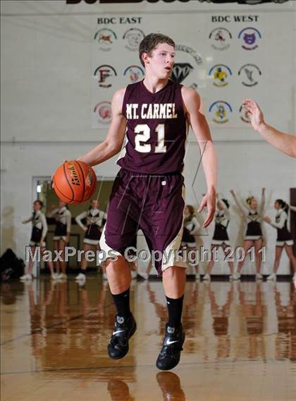 Thumbnail 1 in Benton v. Mt. Carmel (IHSA Class 2A Carmi Regional Semi-Final) photogallery.