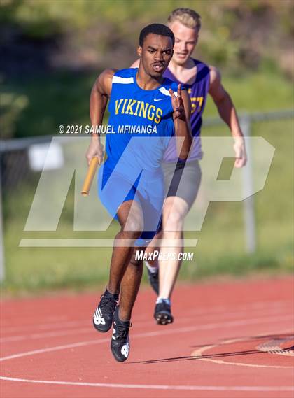Thumbnail 3 in Metro Conference Track and Field Meet (4X400 Meter) photogallery.