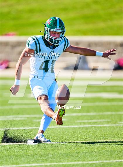 Thumbnail 2 in Strake Jesuit vs. Heights (UIL 6A D2 Football Area) photogallery.