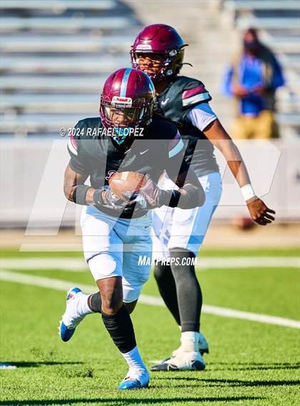 Thumbnail 1 in Strake Jesuit vs. Heights (UIL 6A D2 Football Area) photogallery.