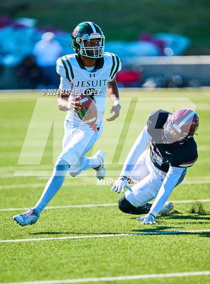 Thumbnail 3 in Strake Jesuit vs. Heights (UIL 6A D2 Football Area) photogallery.