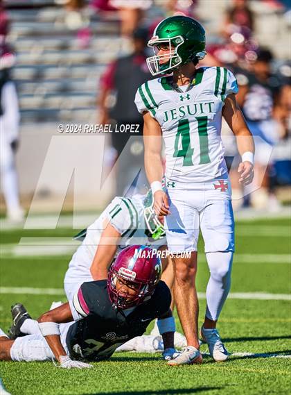 Thumbnail 1 in Strake Jesuit vs. Heights (UIL 6A D2 Football Area) photogallery.