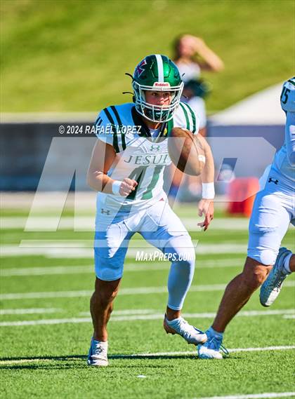 Thumbnail 2 in Strake Jesuit vs. Heights (UIL 6A D2 Football Area) photogallery.
